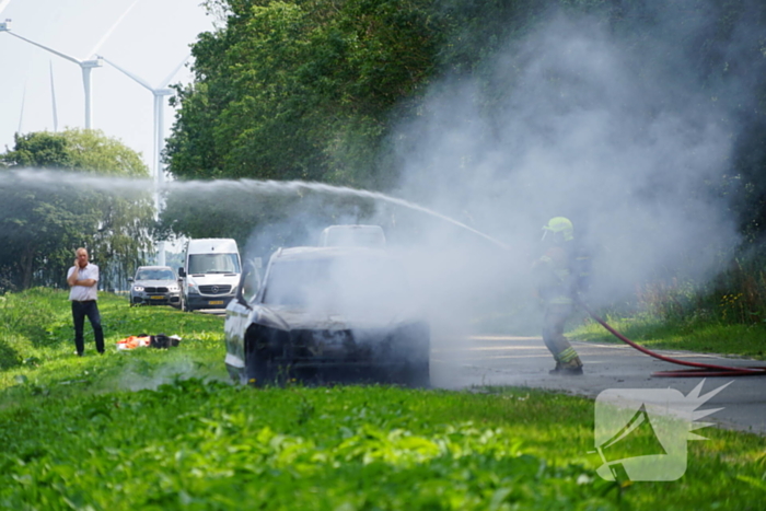 Personenauto vliegt tijdens rijden in brand