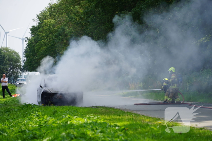 Personenauto vliegt tijdens rijden in brand