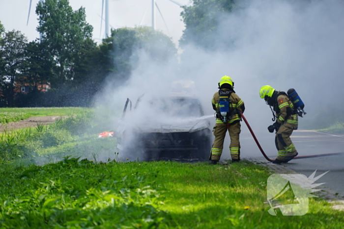 Personenauto vliegt tijdens rijden in brand