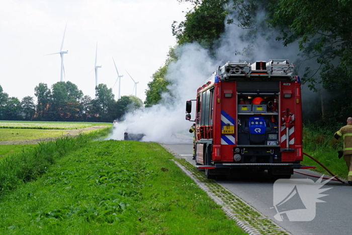 Personenauto vliegt tijdens rijden in brand