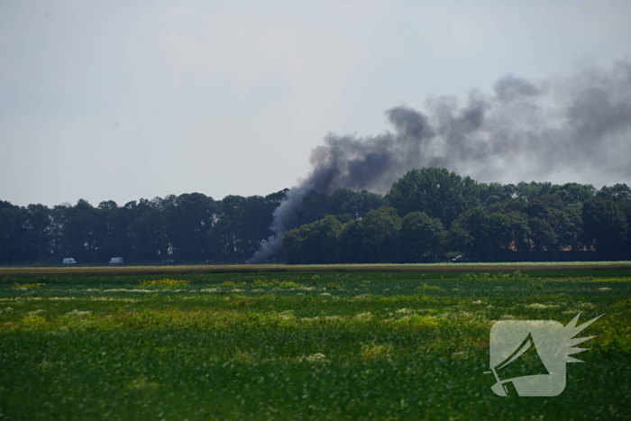 Personenauto vliegt tijdens rijden in brand