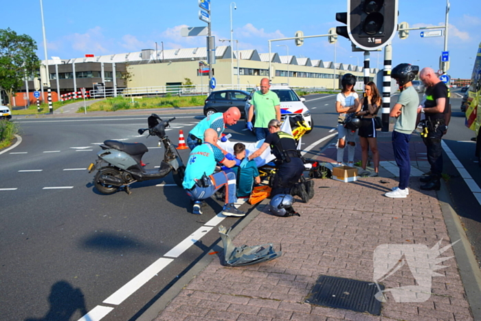 Scooterrijder gewond bij aanrijding met bakwagen