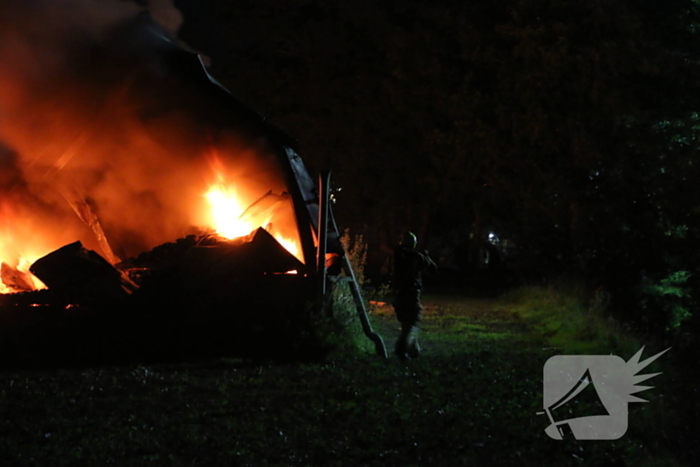 Schuur verwoest door uitslaande brand