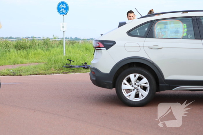 Racefietser en auto betrokken bij aanrijding