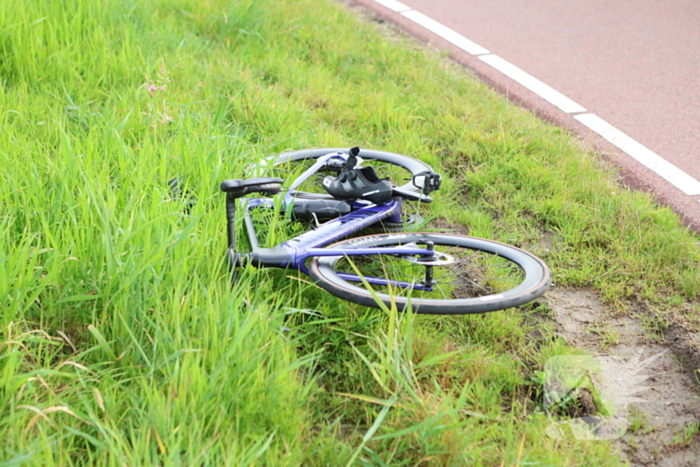 Racefietser en auto betrokken bij aanrijding