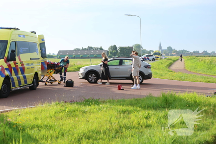 Racefietser en auto betrokken bij aanrijding