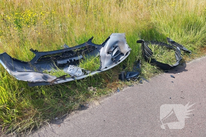 Schade na botsing tussen twee voertuigen