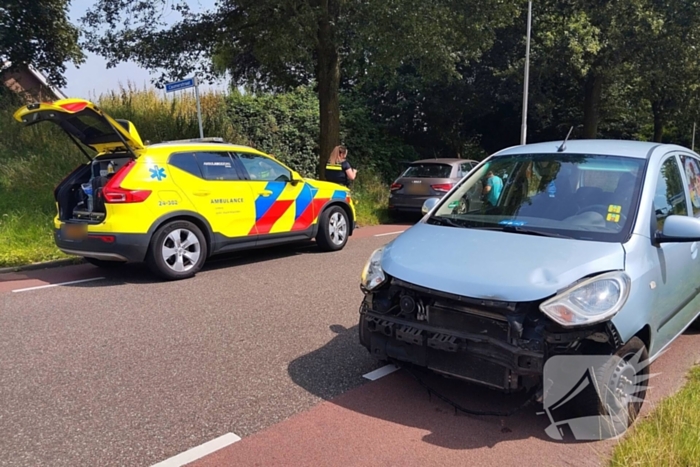 Schade na botsing tussen twee voertuigen