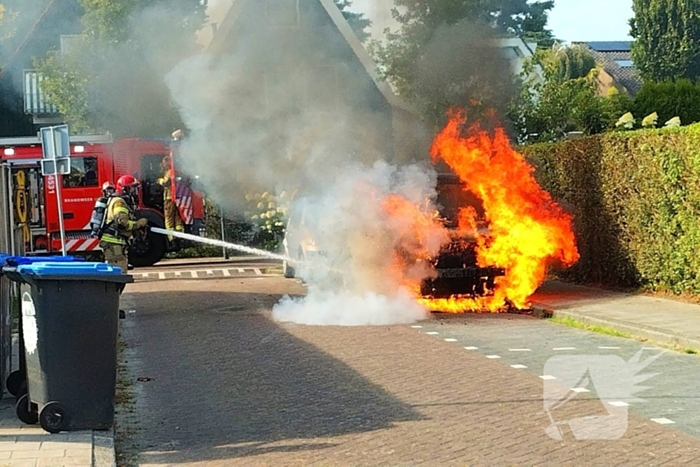 Bestelbus vliegt in brand