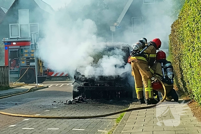 Bestelbus vliegt in brand