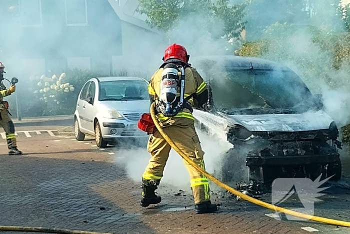 Bestelbus vliegt in brand