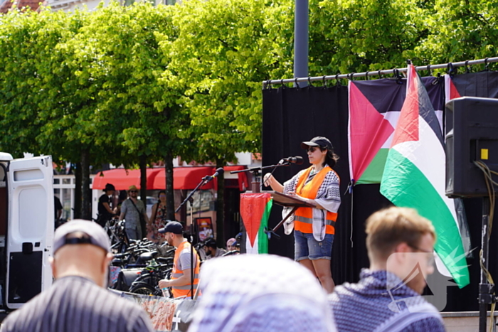 Grote groep mensen aanwezig bij pro-Palestina demonstratie