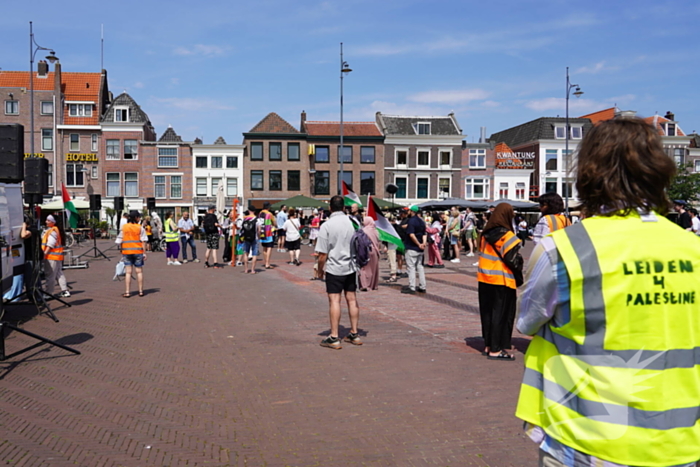 Grote groep mensen aanwezig bij pro-Palestina demonstratie