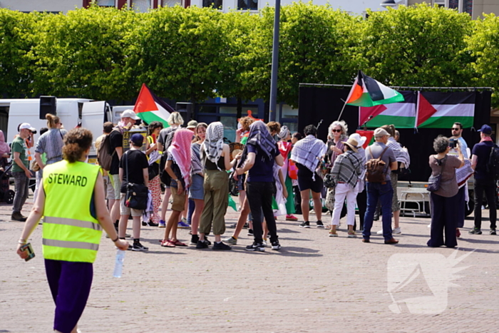 Grote groep mensen aanwezig bij pro-Palestina demonstratie