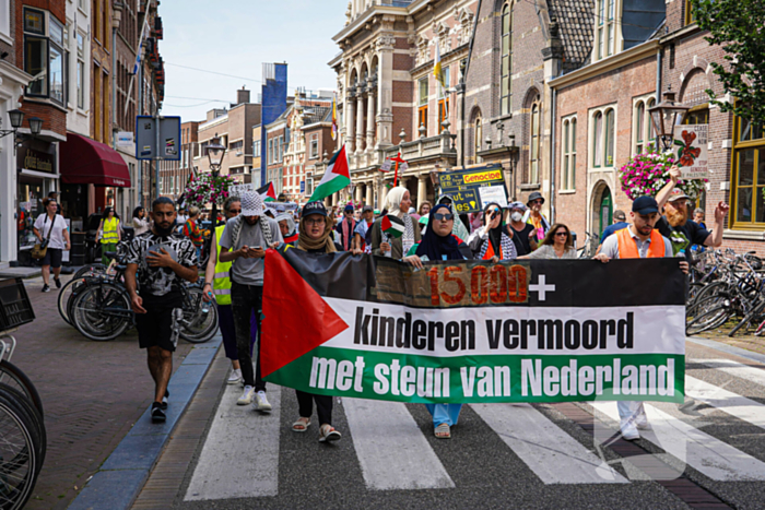 Grote groep mensen aanwezig bij pro-Palestina demonstratie