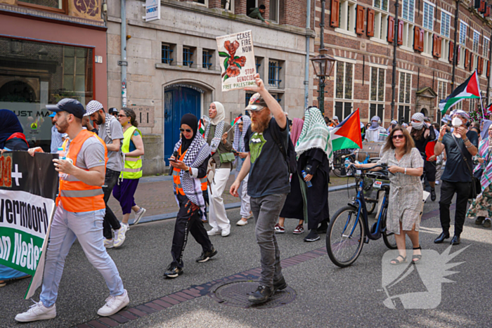 Grote groep mensen aanwezig bij pro-Palestina demonstratie