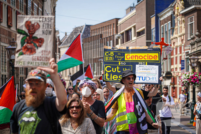 Grote groep mensen aanwezig bij pro-Palestina demonstratie