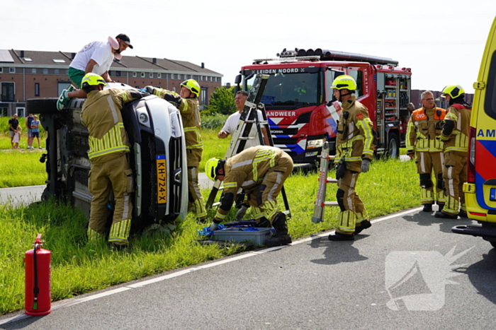 Oudere man belandt met auto op de zij