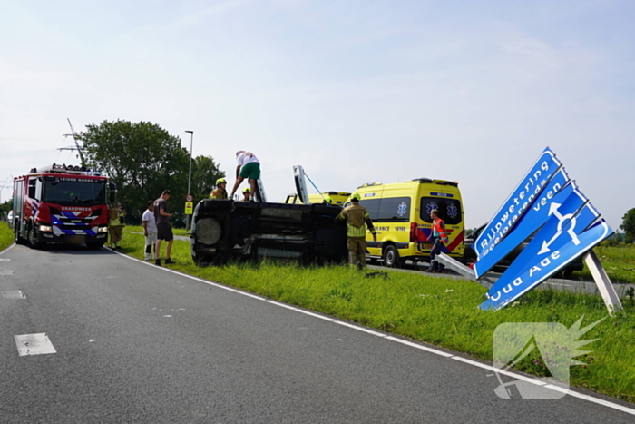 Oudere man belandt met auto op de zij