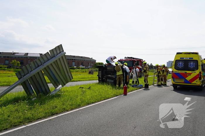 Oudere man belandt met auto op de zij