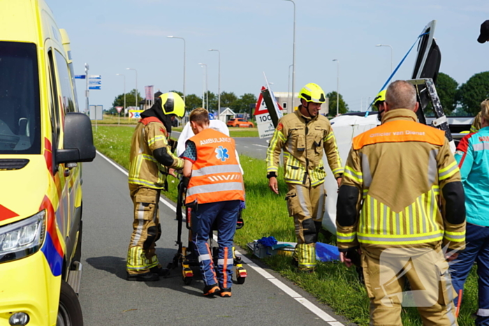 Oudere man belandt met auto op de zij