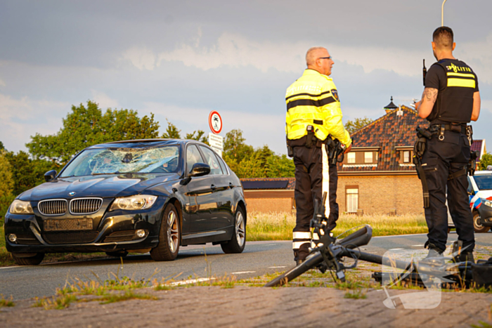 Fietser geschept door personenauto