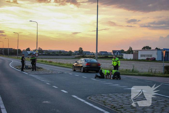 Fietser geschept door personenauto