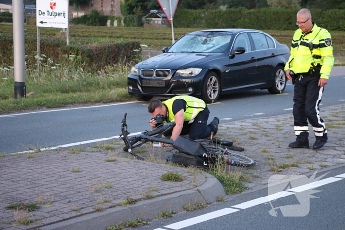 Fietser geschept door personenauto