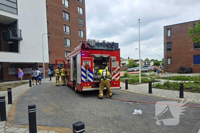 Brandweer ontruimd flatgebouw