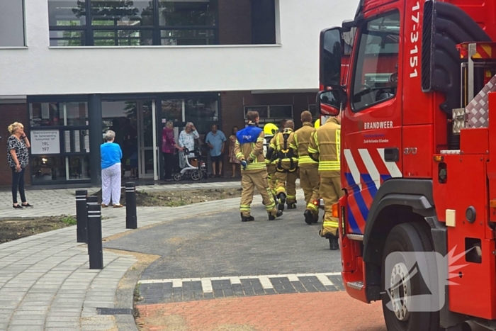 Brandweer ontruimd flatgebouw