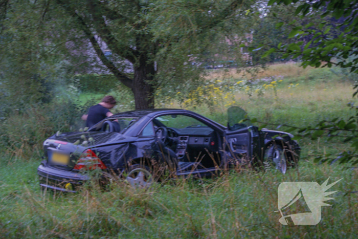 Automobilist verliest macht over stuur en klapt op boom