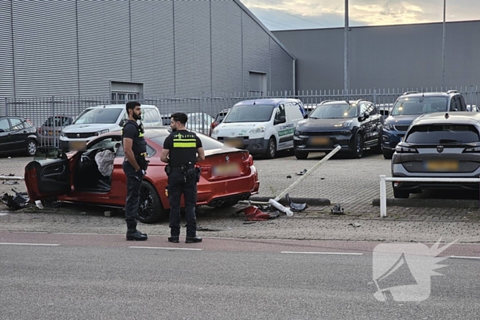 Automobilist verliest macht over stuur en ramt hek