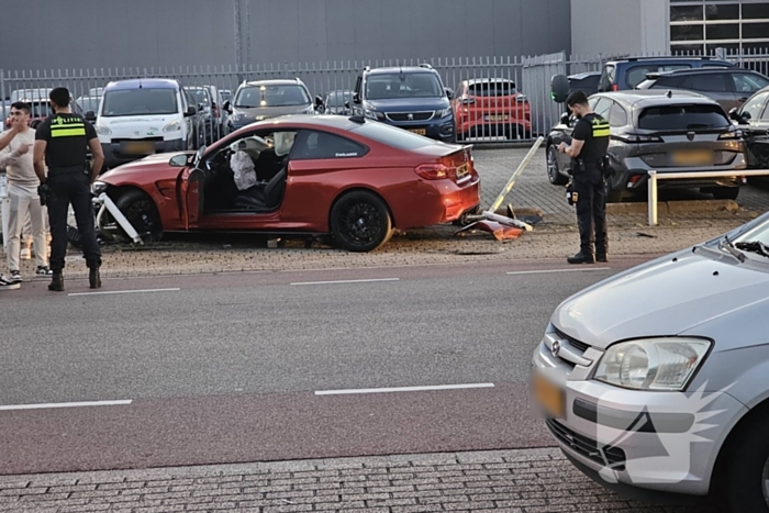 Automobilist verliest macht over stuur en ramt hek