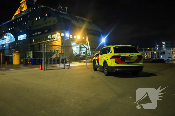 Veel hulpdiensten ingezet bij mogelijk steekincident op asielboot