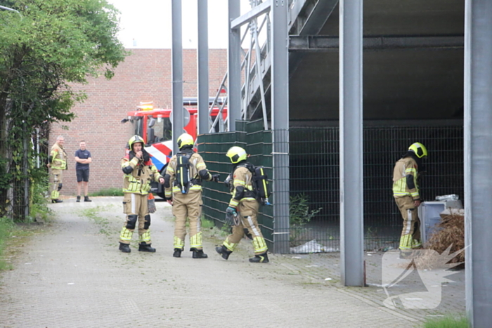 Brandweer verricht metingen bij gedumpt vat