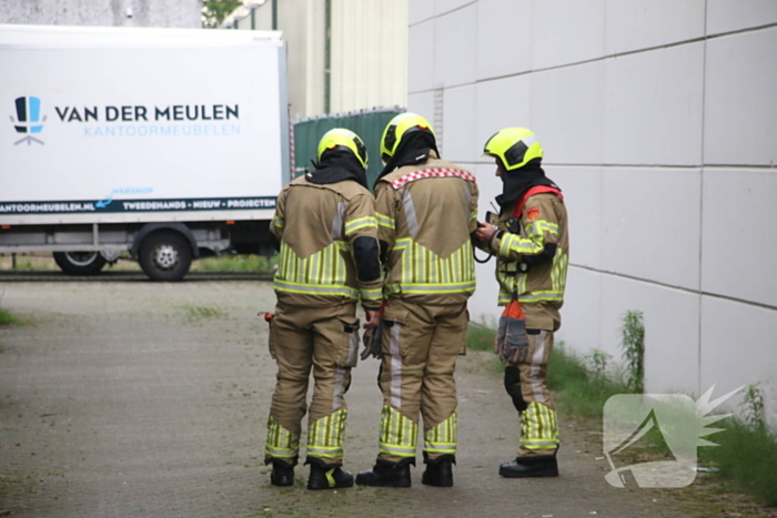 Brandweer verricht metingen bij gedumpt vat