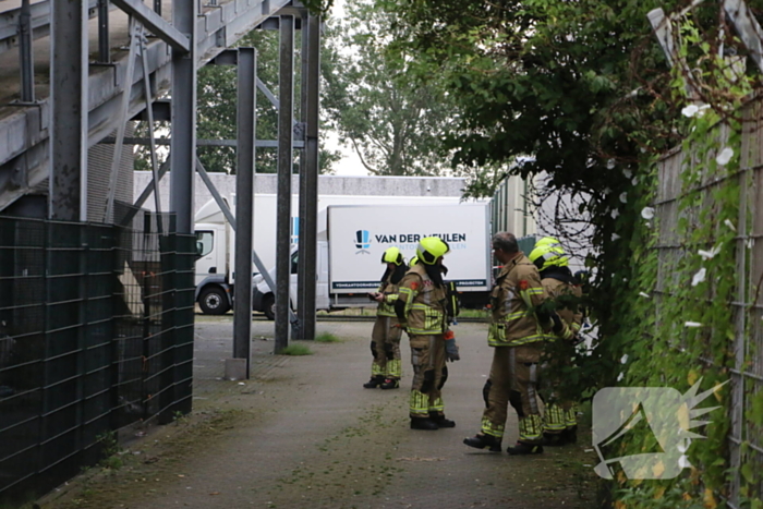 Brandweer verricht metingen bij gedumpt vat