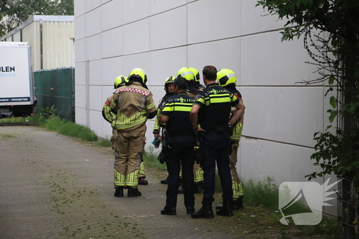 Brandweer verricht metingen bij gedumpt vat