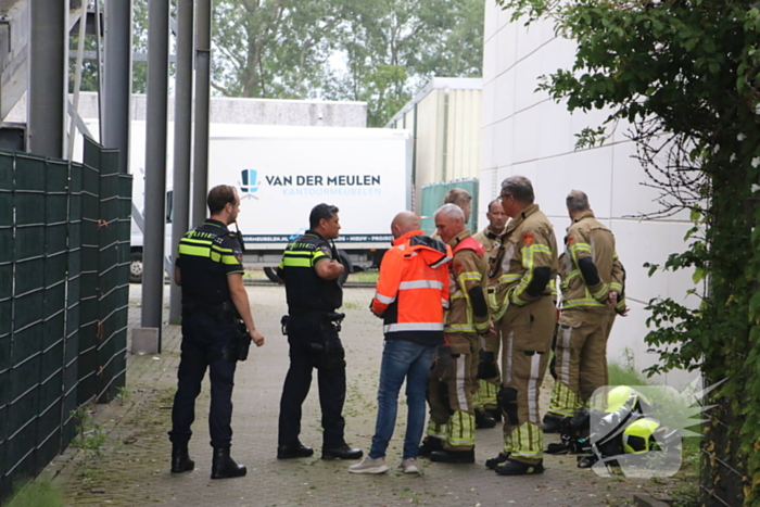 Brandweer verricht metingen bij gedumpt vat