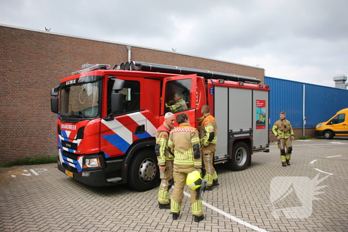 Brandweer verricht metingen bij gedumpt vat