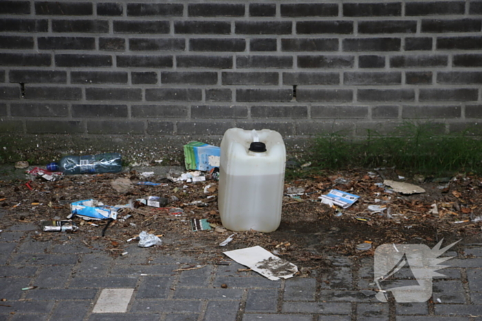 Brandweer verricht metingen bij gedumpt vat