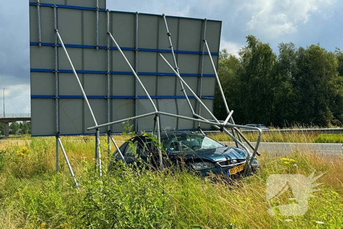 Automobilist raakt van de weg en ramt verkeersmeubilair