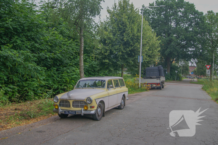 Brandweer ingezet voor oude Volvo die vlam vat