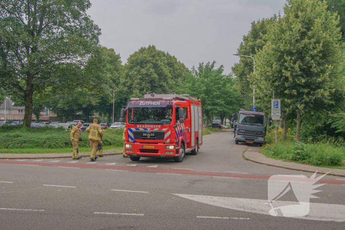 Brandweer ingezet voor oude Volvo die vlam vat