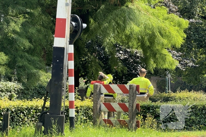 Brandweer sluit fietspad af vanwege gevaarlijk hangende takken