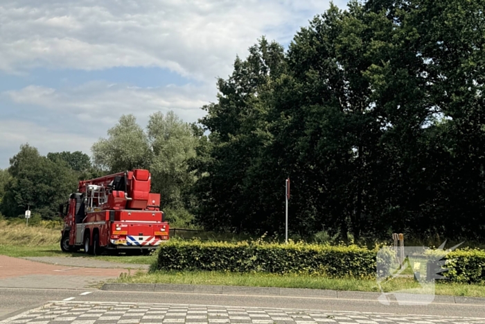 Brandweer sluit fietspad af vanwege gevaarlijk hangende takken