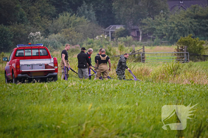 Twee koeien door brandweer uit sloot gered