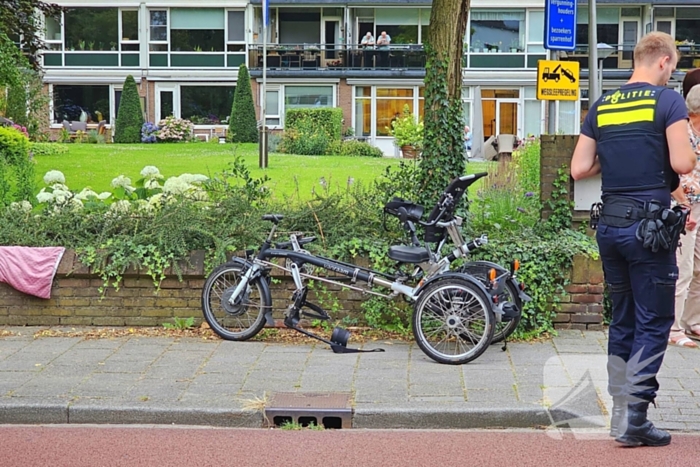 Persoon op driewieler ten val