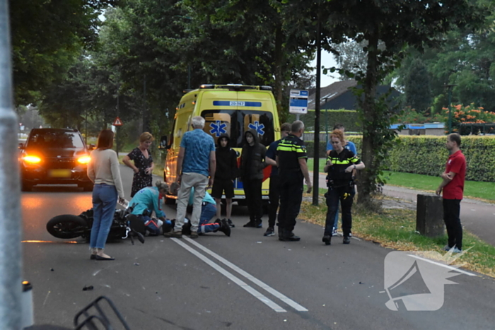 Motorrijder en scooterrijder botsen op elkaar