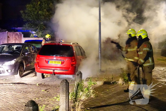 Veel rookontwikkeling bij brand in geparkeerde auto